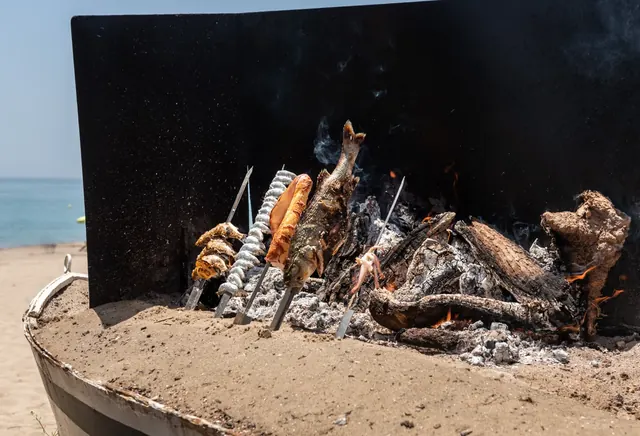 Espetos junto a la playa en Sacay